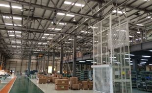 穩(wěn)定可靠的液壓提升機(jī)定制滿足木材加工需求
